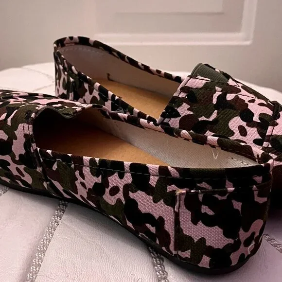 NWOT Corkys Pink Camo Print Canvas Slip On Flat Shoes Sz 9 - Picture 2 of 6